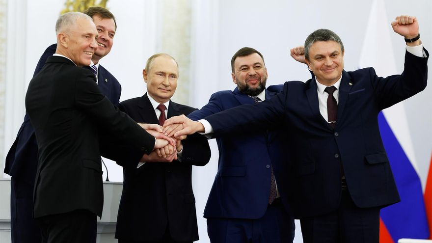 El presidente ruso Vladímir Putin con líderes de las regiones prorrusas de Ucrania anexionadas el 30 de septiembre por el Gobierno de Moscú.