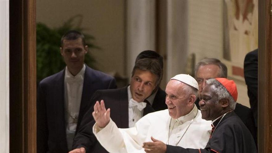 El papa critica al "ídolo-dinero" y que se priorice frente a los refugiados