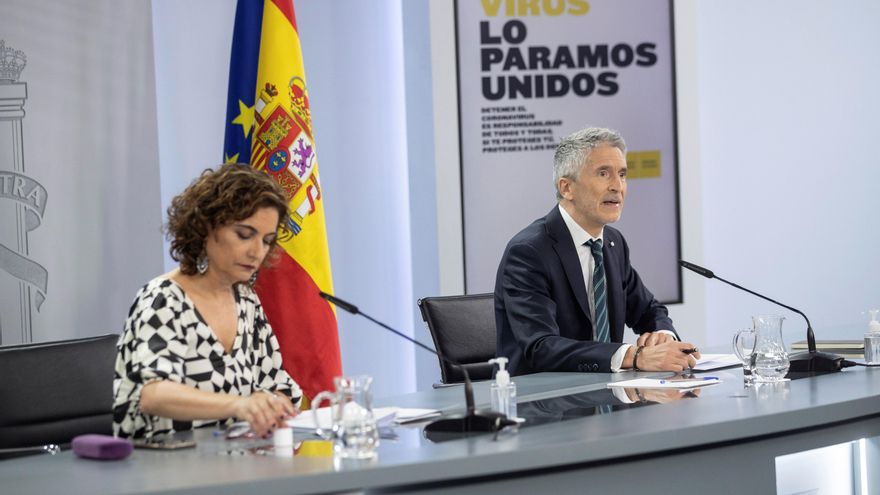 El ministro del Interior, Fernando Grande-Marlaska, y la portavoz del Gobierno, María Jesús Montero, durante la rueda de prensa posterior a la reunión del Consejo de Ministros celebrada este martes en el Palacio de Moncloa. EFE/Rodrigo Jiménez