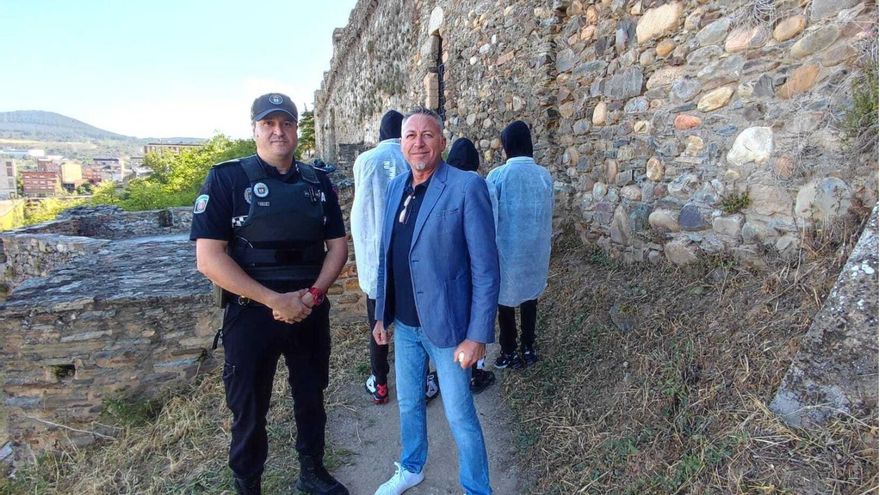 El concejal de Seguridad Ciudadana del Ayuntamiento de
Ponferrada con un agente policial y los grafiteros.