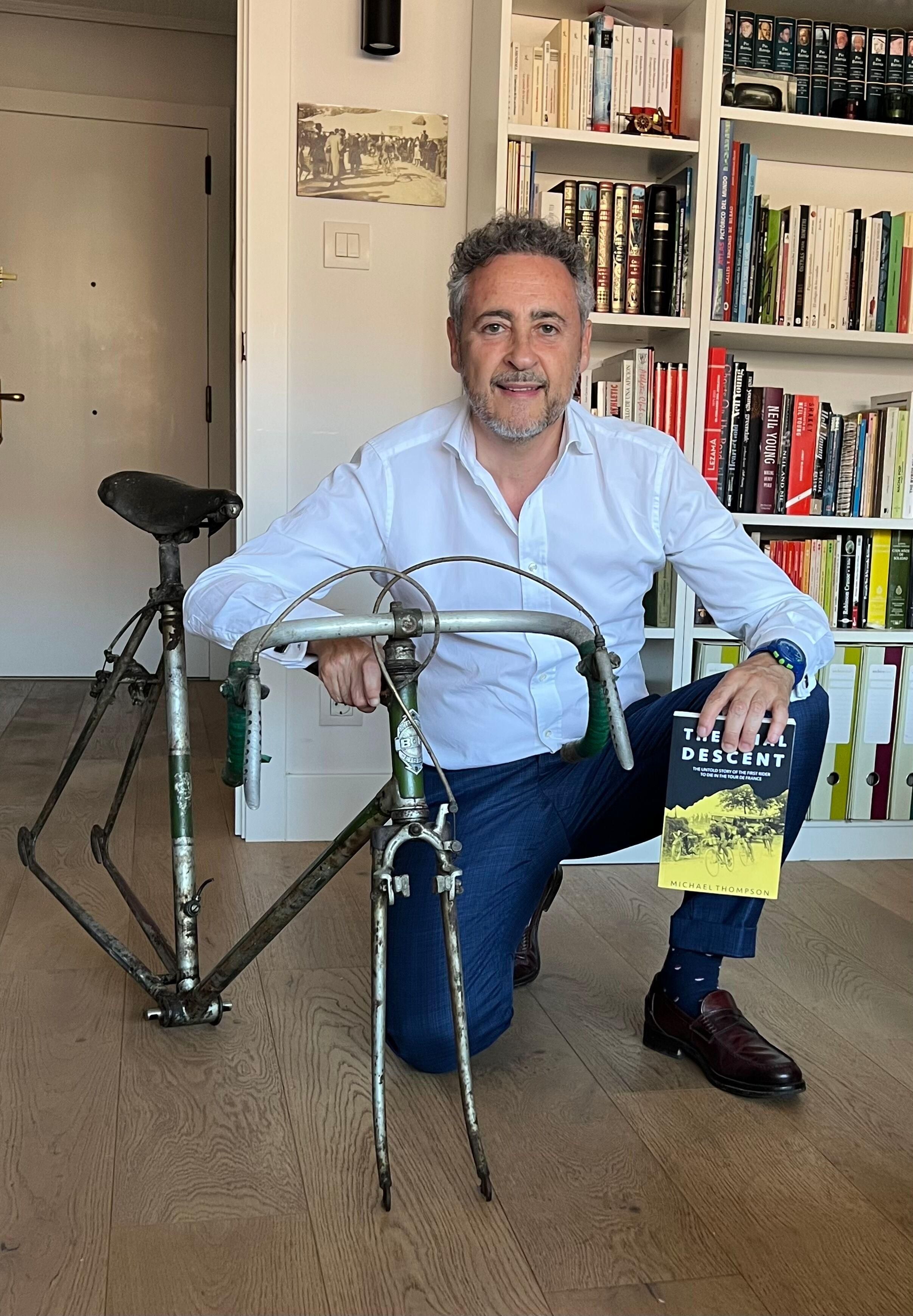 Álvaro Rey Cepeda, sobrino nieto del ciclista Francisco Cepeda Nistal, junto al cuadro de una bicicleta BH, presumiblemente la que usó el corredor en la Vuelta a España de 1935. 