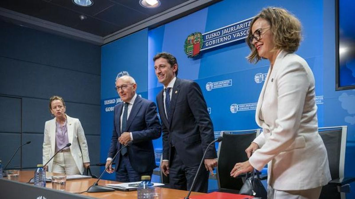 Elixabete Etxanobe y Esther Apraiz esquivan las preguntas sobre su papel en los procesos internos del PNV