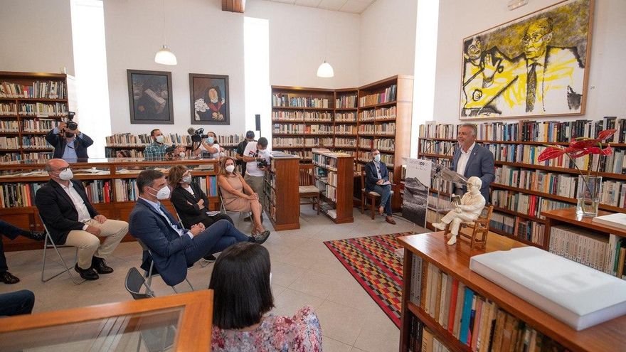 En la Biblioteca de Saramago, junto a las autoridades locales y la presidenta de la fundación, Pilar del Río