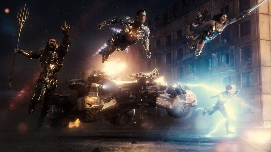 Los integrantes de la Liga arremetiendo contra una invasión extraterrestre