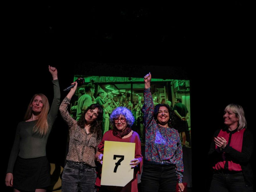 Las codirectoras Elisa González y Leah Pattem, en el centro de la imagen junto a la narradora (con el cartel) y dos de las vecinos de Tribulete 7