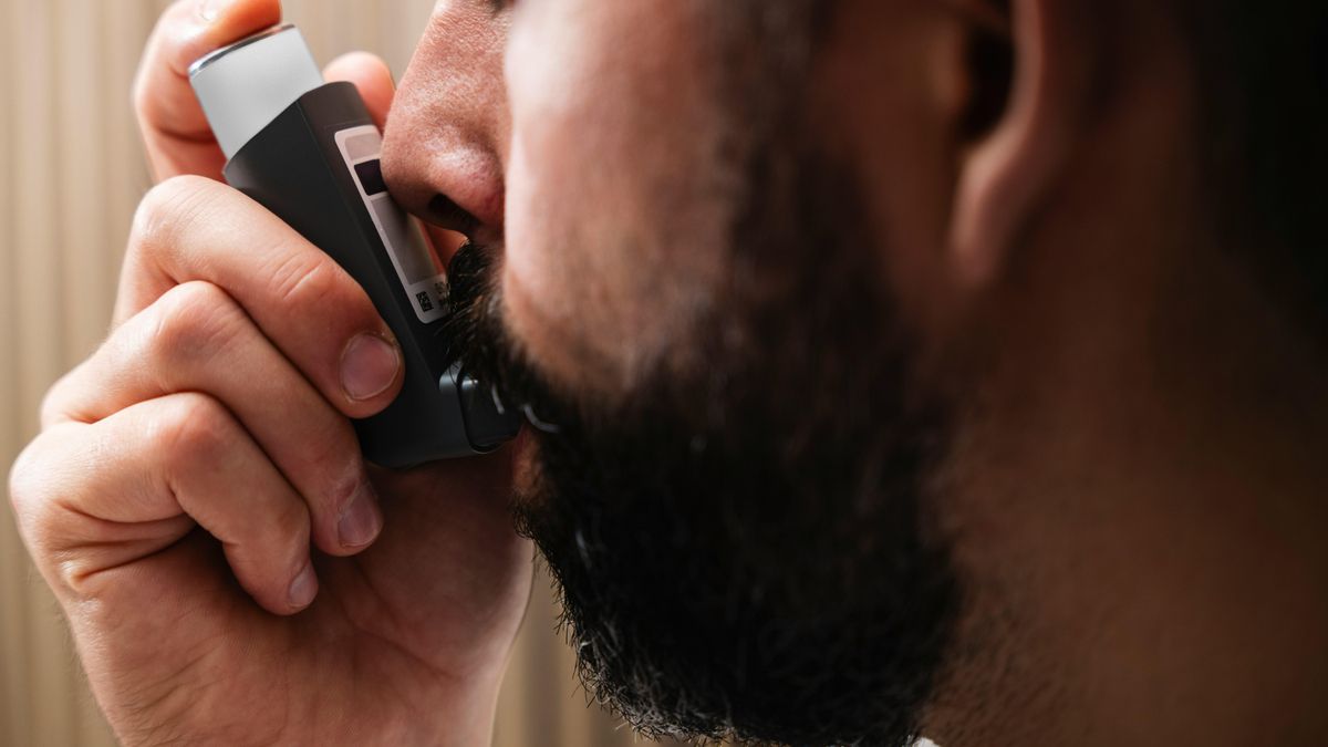 ¿Asma nocturna? Un neumólogo explica por qué los pulmones sufren por la noche y qué hacer para descansar mejor