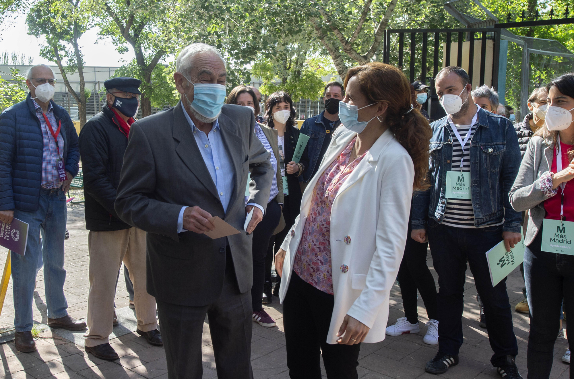 Mónica García acompaña a su padre a votar