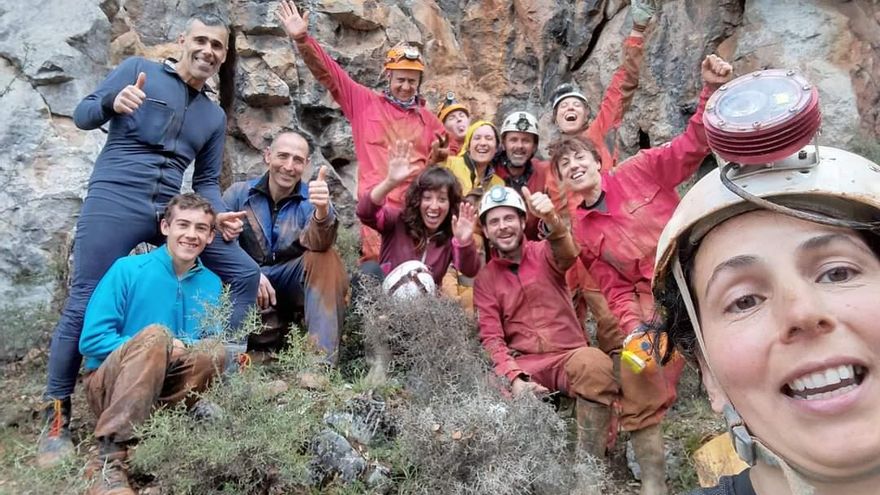 Un frigorífico y una cocina en el barranco de Pedroso: espeleólogos de La Rioja ya han quedado para retirarlos