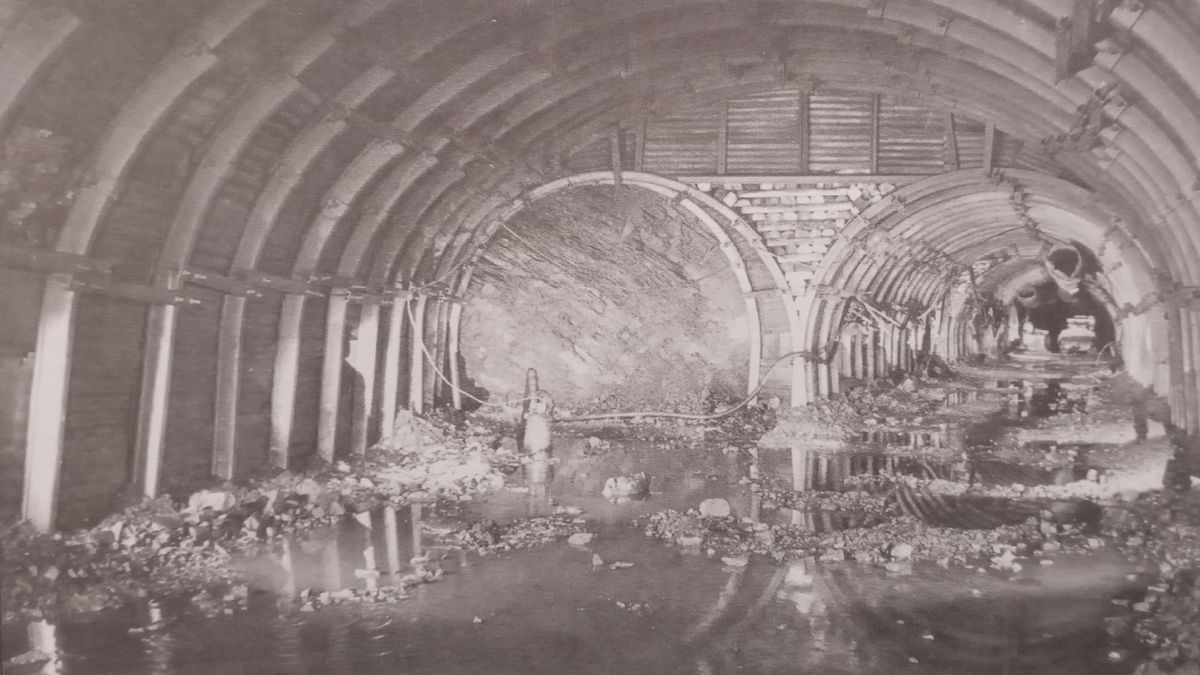 Una construcción de entibacion con cuadros metálicos.