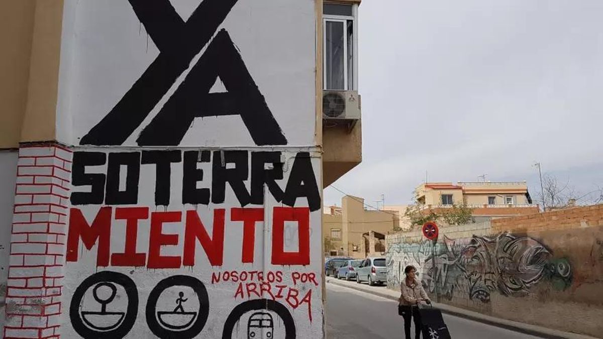 Archivo | Pintada de 'Ya Soterramiento' en Murcia