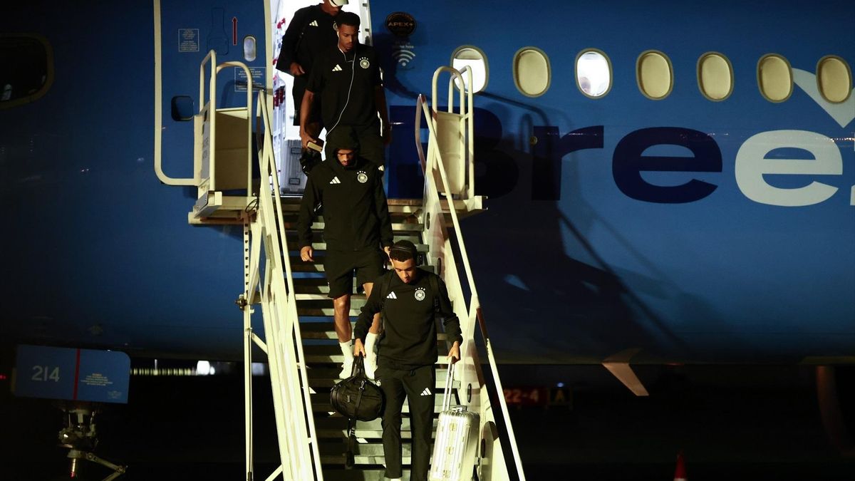 Los jugadores de Alemania bajan del avión a la llegada del equipo al aeropuerto Smith Reynolds, tras su derrota ante Paraguay.