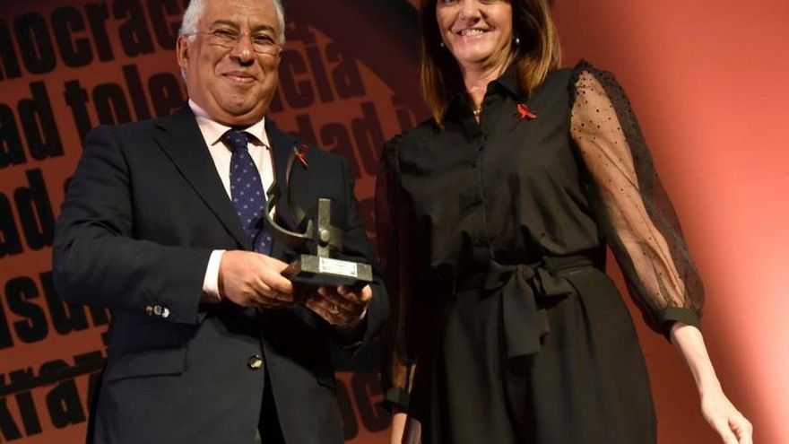 El primer ministro de Portugal, Antonio Costa (i), recibe el premio Ramón Rubial en reconocimiento a su defensa de los valores socialistas, junto a la socialista Idoia Mendia (d), durante el acto de entrega de los galardones, hoy domingo en el Bizkaia Aretoa, en Bilbao.