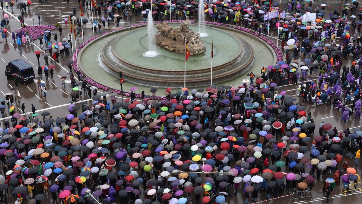 La manifestación por el 8M en Madrid a su paso por la Glorieta de la Cibeles.