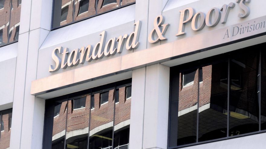 S and P rebaja la nota de España hasta el borde del bono basura