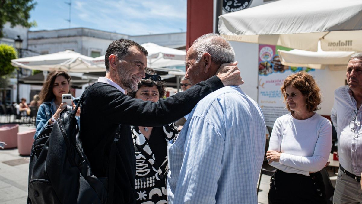 El candidato de Por Andalucía, Antonio Maíllo, saluda a un vecino de Sanlúcar de Barrameda (Cádiz)