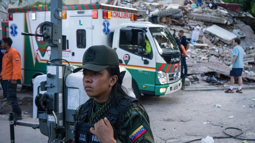 Una ambulancia acude a una de las zonas de búsqueda de supervivientes.