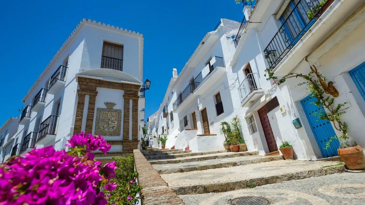 El pueblo de casas blancas en el corazón de la Axarquía malagueña enmarcado entre la montaña y el mar
