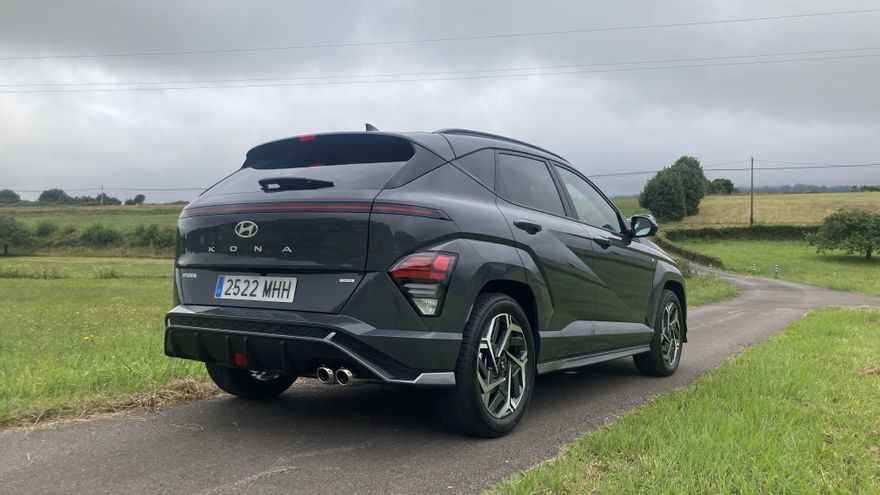 El Kona incorpora una banda luminosa de un único trazo tanto en el frontal como en la zaga.