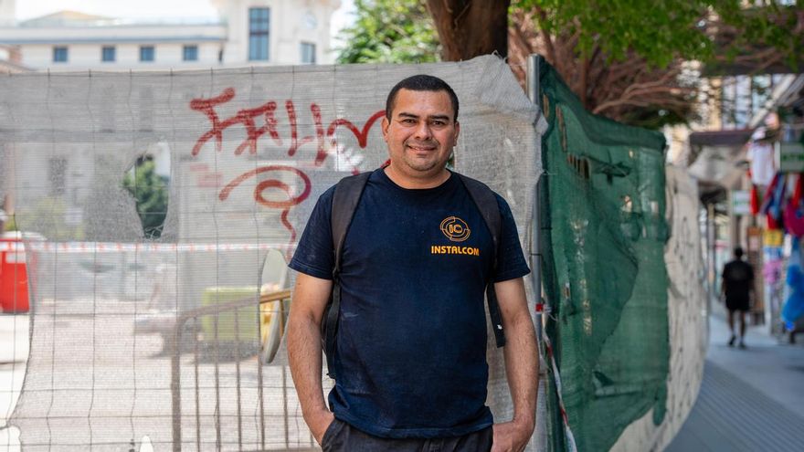 De trabajar sin papeles a firmar su primer contrato gracias a la regularización: "Antes me explotaban y ahora puedo escoger"