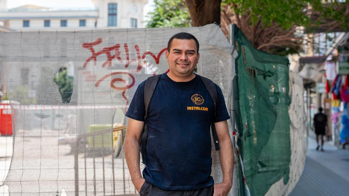 De trabajar sin papeles a firmar su primer contrato gracias a la regularización: "Antes me explotaban y ahora puedo escoger"