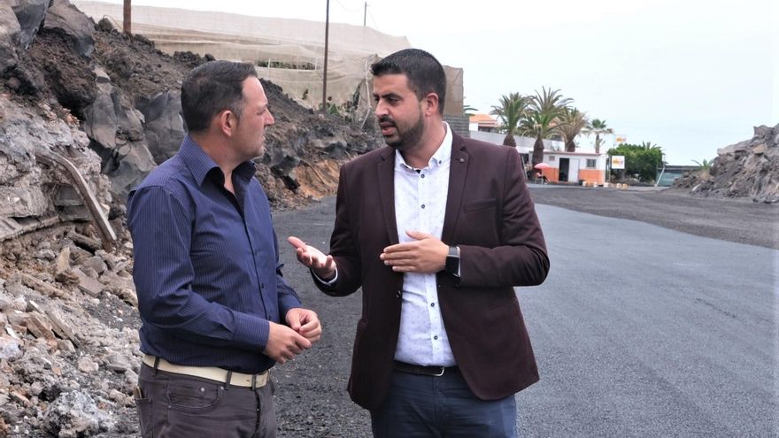 Infraestructuras asfalta el tramo de la carretera LP-213 de Puerto Naos ganado a las coladas