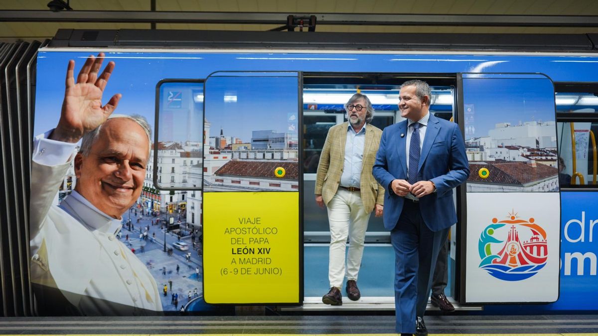 Vagón de Metro vinilado con la imagen del Papa
