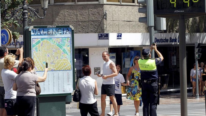 Aviso rojo por altas temperaturas en Valencia: máximas de hasta 44 grados este martes en el litoral sur