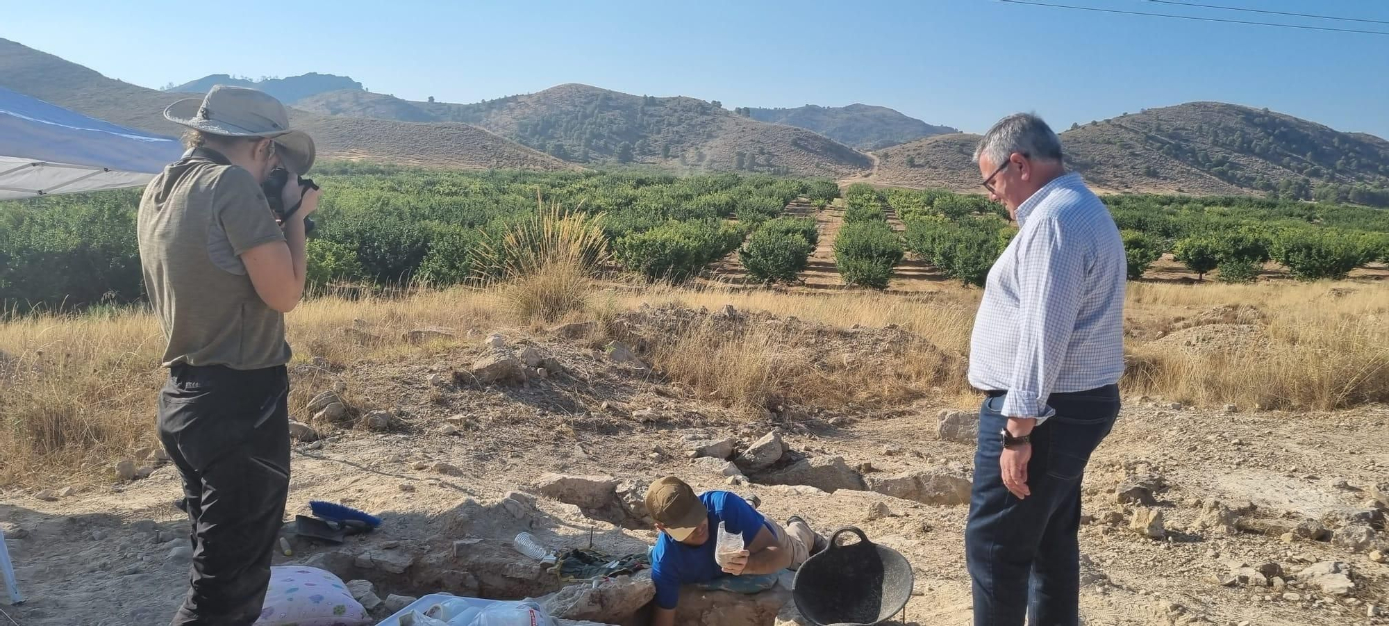 En su visita, el primer edil ha podido comprobar de primera mano los avances que se han realizado desde que el pasado 11 de julio comenzara la excavación, en la que participan varios técnicos, licenciados, y estudiantes procedentes de diferentes universidades, dirigidos por las doctoras Julia Sarabia y Victoria Amorós, de la UA, y por el director del MUSS, Pablo Cánovas.