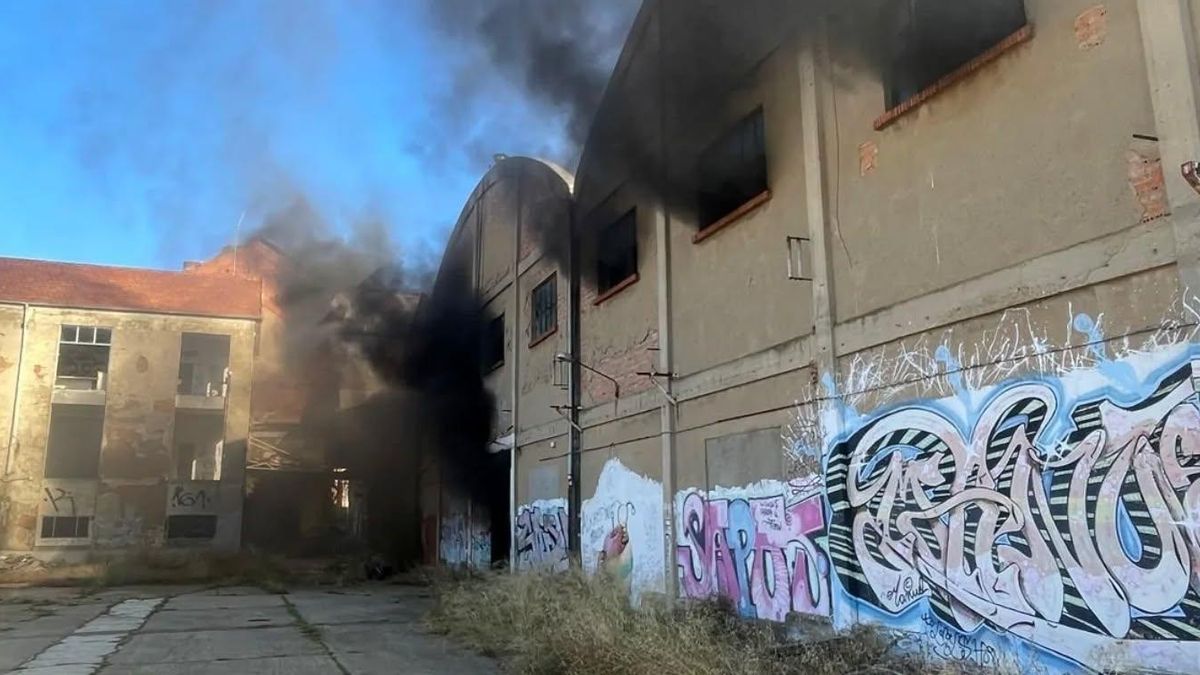 Los bomberos comarcales de la Diputación extinguen un fuego en las ruinas de la Azucarera de Veguellina