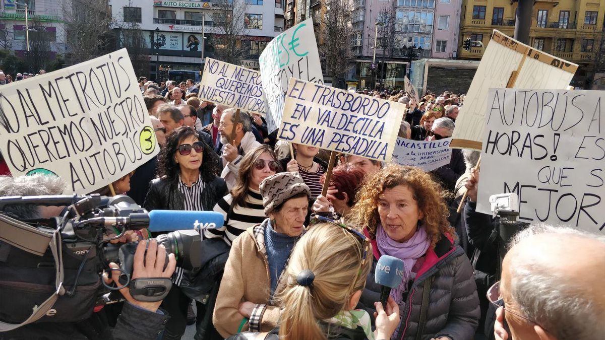 Concentración en Santander contra el Metro-TUS. | ANDRÉS HERMOSA