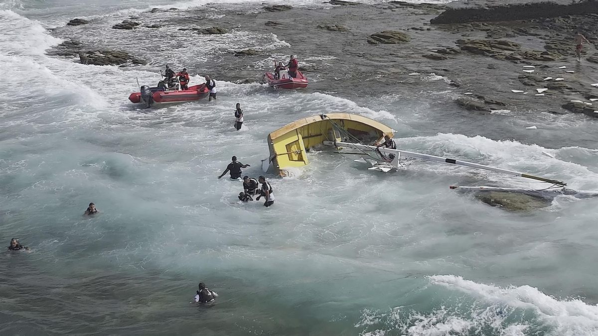 Bote de Vela Latina Canaria encallado en Las Palmas de Gran Canaria
- VELA LATINA CANARIA