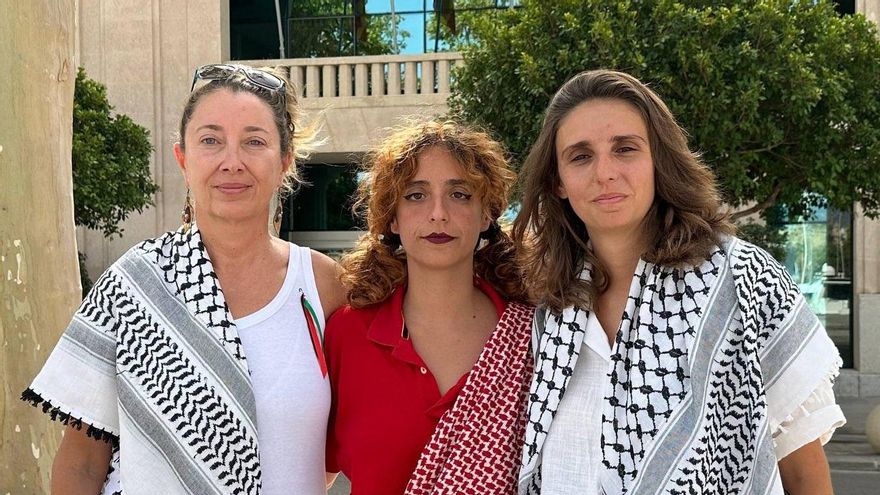 The Mallorcan activists members of the Global Sumud Flotilla Reyes Rigo (i), Alejandra Martínez (c) and Lucía Muñoz (d).