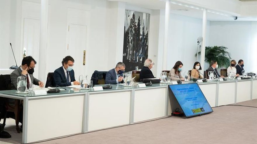 La ministra de Trabajo y Economía Social, Yolanda Díaz, ha participado en la reunión de la Comisión Delegada del Gobierno para el Reto Demográfico y ha expuesto las estrategias y medidas de actuación propuestas por su departamento, que se articulan en torno a tres pactos: social, territorial e intergeneracional.