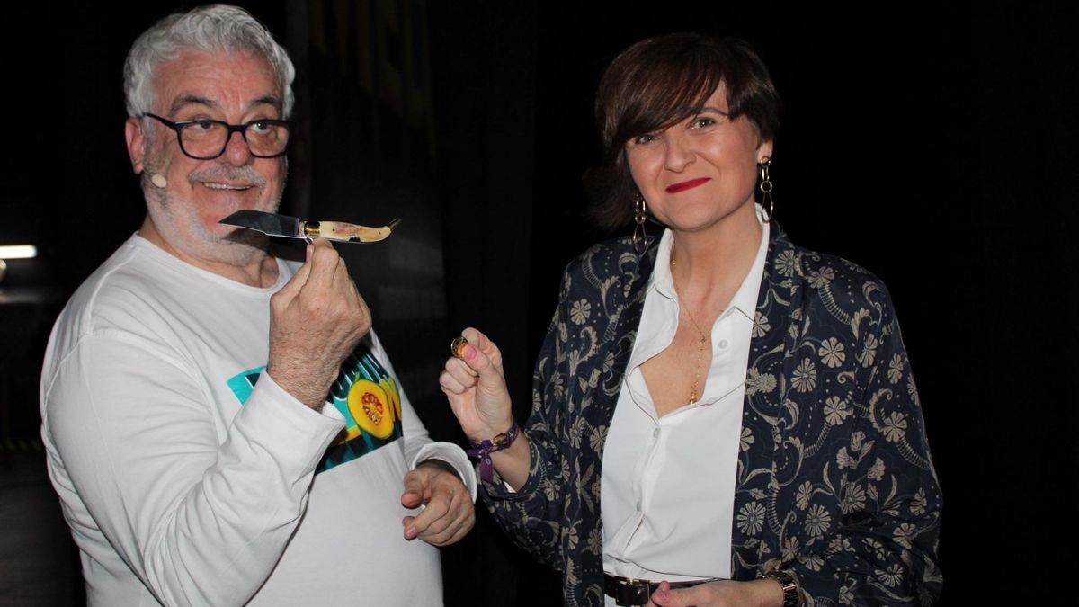 El Ayuntamiento de Albacete entrega una navaja artesana al humorista Millán Salcedo durante el IX Festival Gachas Comedy