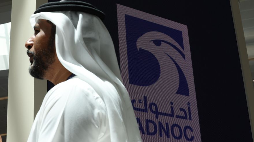 Un hombre emiratí cerca del logotipo de ADNOC en la exposición y conferencia Make it in the Emirates en Abu Dabi. EFE/EPA/ALI HAIDER