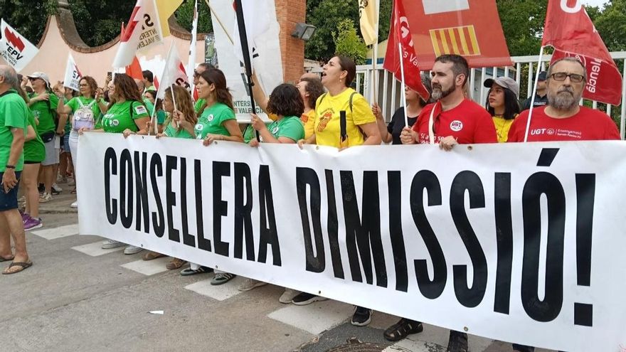 La consellera Ortí da por finalizada la negociación sin acuerdo mientras los sindicatos se quedan en la mesa: "Queremos negociar"