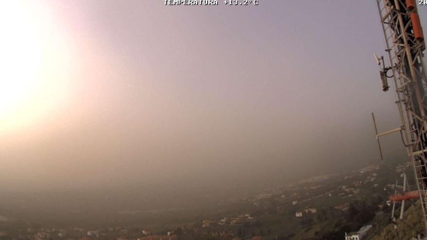 La comarca de Las Breñas, este martes, envuelta por la calima. Imagen captada de la webcam del Cabildo en el Risco de La Concepción.