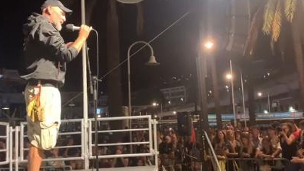 Fotograma del vídeo que ha dado la vuelta al mundo donde el representante del comité autónomo de los trabajadores y estibadores de Génova (Calp), Riccardo Rudino, muestra su apoyo a la Global Sumud Flotilla.
