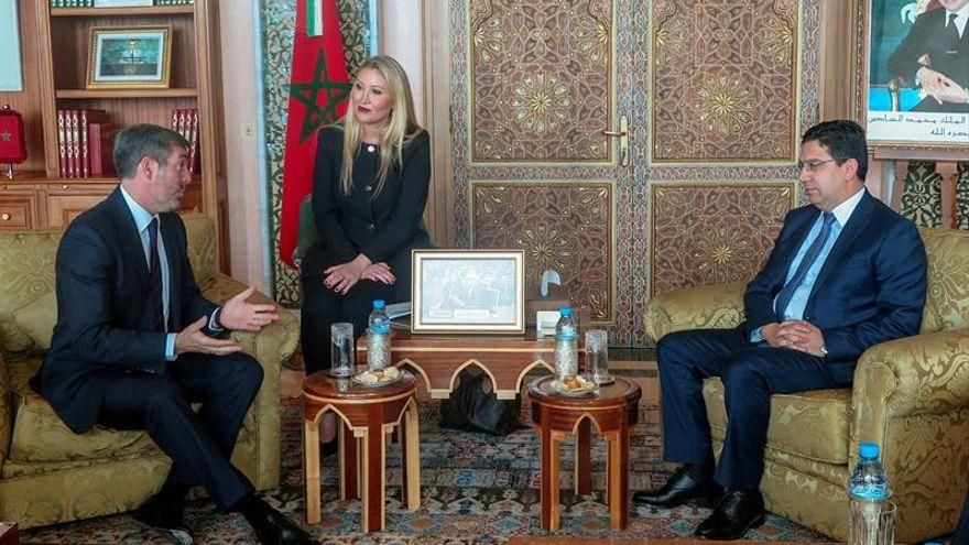 Imagen de archivo del actual senador por la Comunidad Autónoma Fernando Clavijo (izquierda) durante una reunión con el ministro marroquí de Exteriores, Naser Burita (derecha)