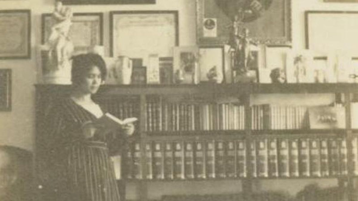Retrato de una mujer con librería al fondo