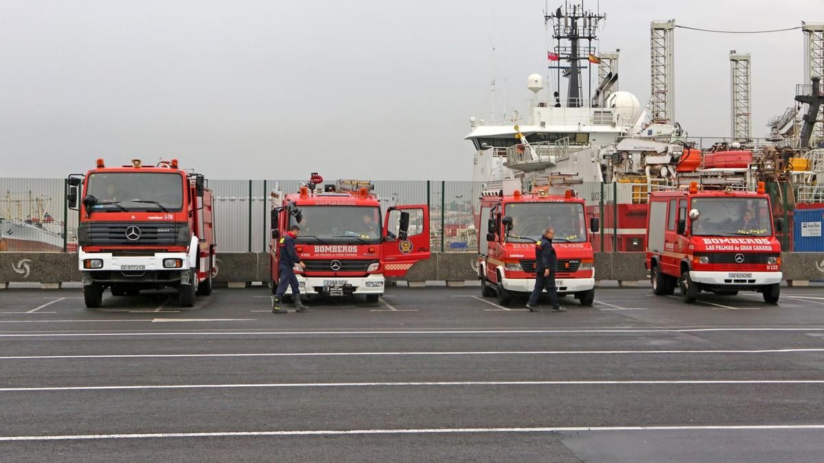 Dos incendios simultáneos en Las Palmas obligan a los bomberos a pedir refuerzos