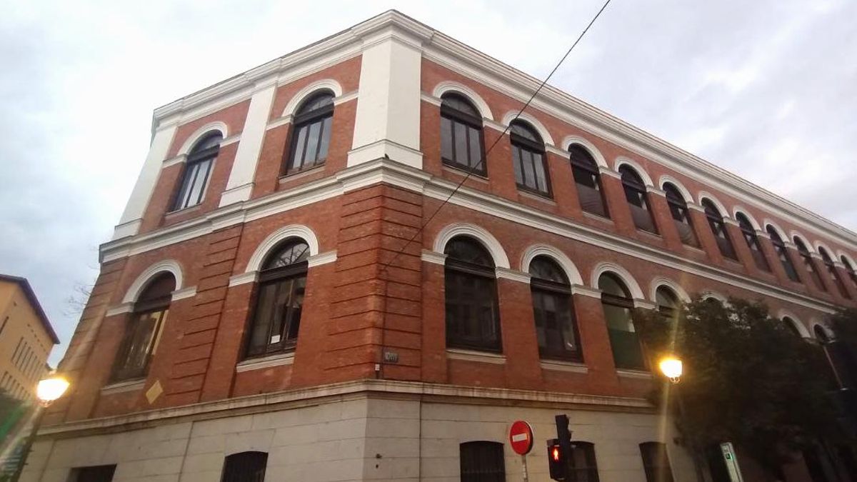 Exterior del IES Cardenal Cisneros, en el centro de Madrid, con varias ventanas sin cristal