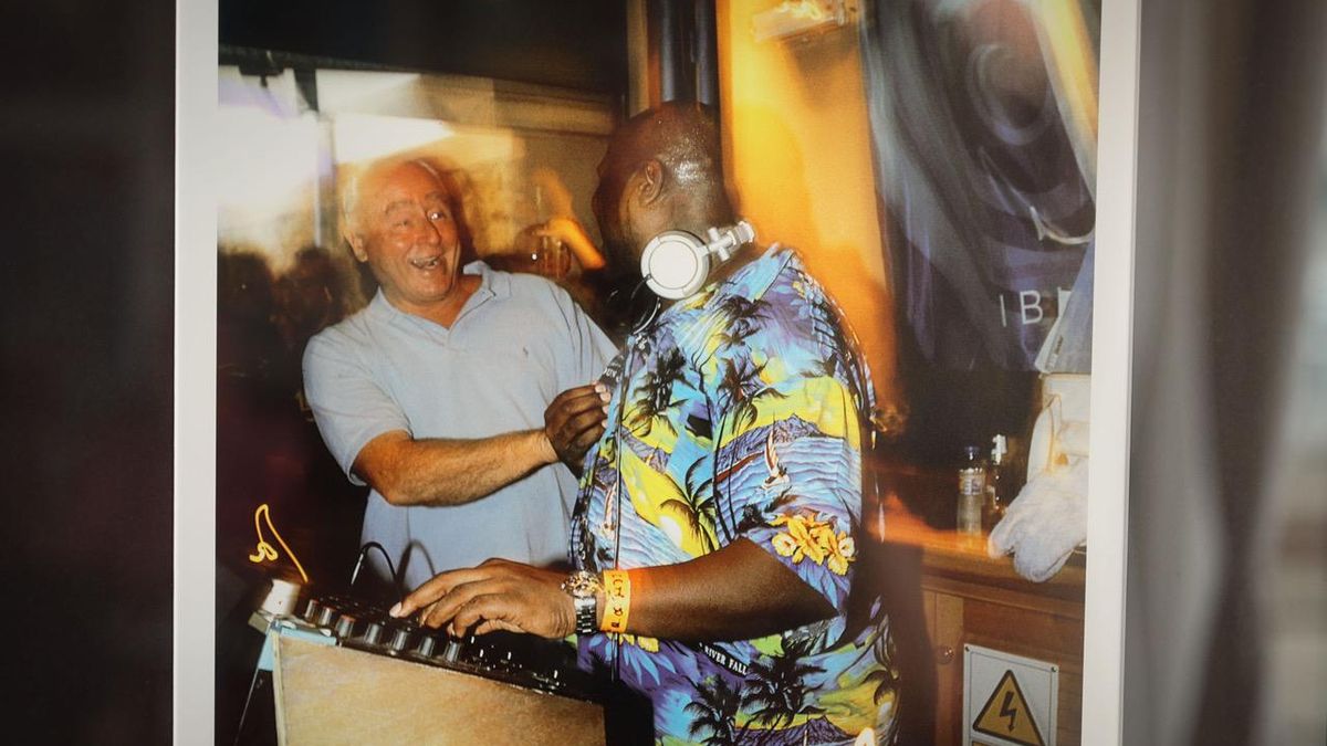 La relación entre el veteranísimo empresario de la noche ibicenca y Carl Cox, probablemente el DJ más mítico de los que siguen pinchando en la isla, comenzó a finales de los noventa.