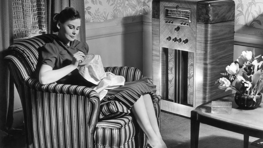 La radio más femenina y menos feminista: cuando el franquismo propagaba patriarcado por las ondas