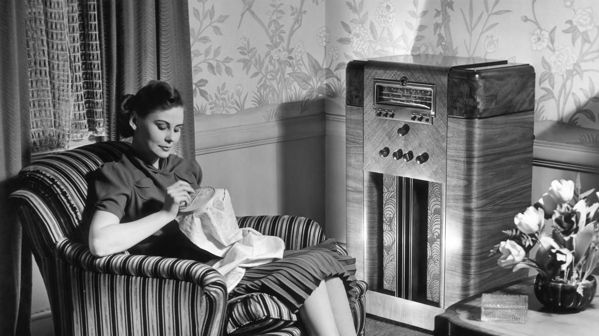 La radio más femenina y menos feminista: cuando el franquismo propagaba patriarcado por las ondas