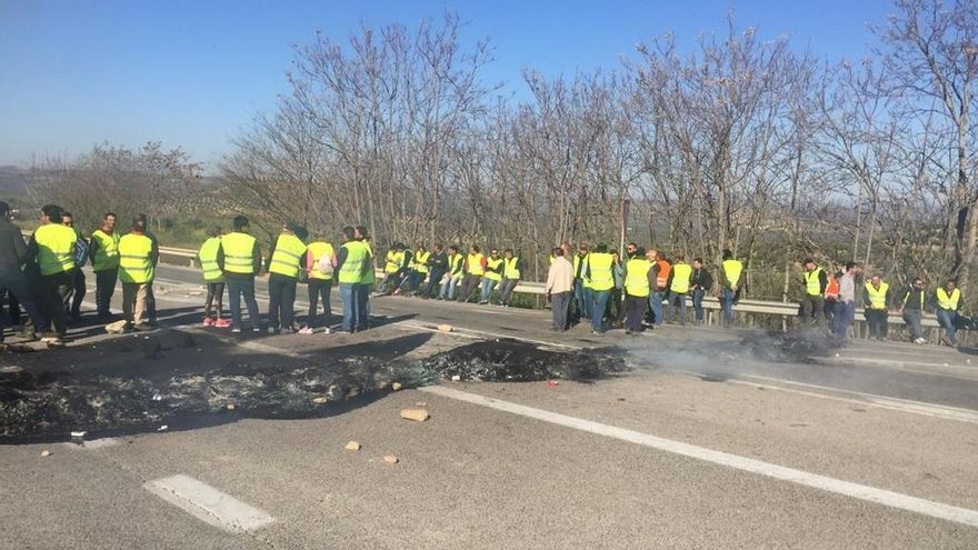 Un centenar de manifestantes corta la A-312 en Arquillos y una treintena de tractores se dirige a la capital