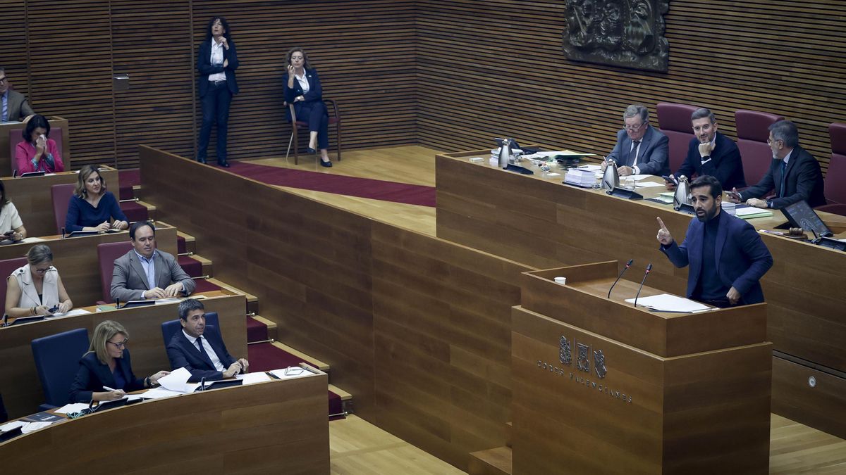 El síndic del PSPV en Les Corts, José Muñoz, y el 'president' de la Generalitat y líder del PPCV, Carlos Mazón, en el pleno de Les Corts