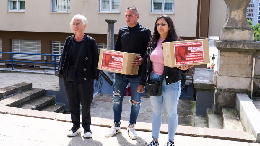 Padres de los cuatro jóvenes madrileños fallecidos en marzo en un accidente de tráfico en el puerto de Lunada entregan las firmas recogidas a la Consejería de Fomento de Cantabria