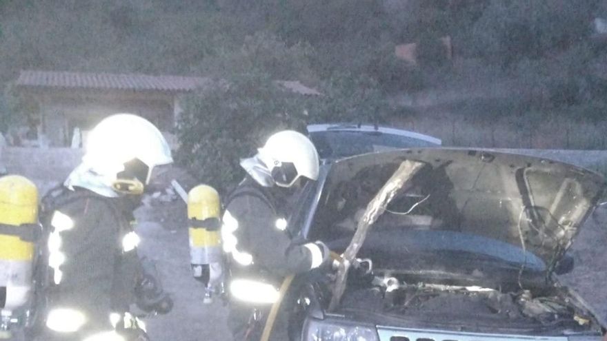Bomberos sofocan un incendio en un coche en Potes