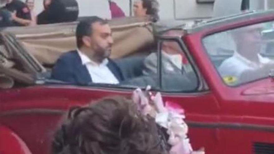 El concejal de Centro llega en descapotable a las fiestas de San Cayetano en Madrid al puro estilo 'Bienvenido, Míster Marshall'